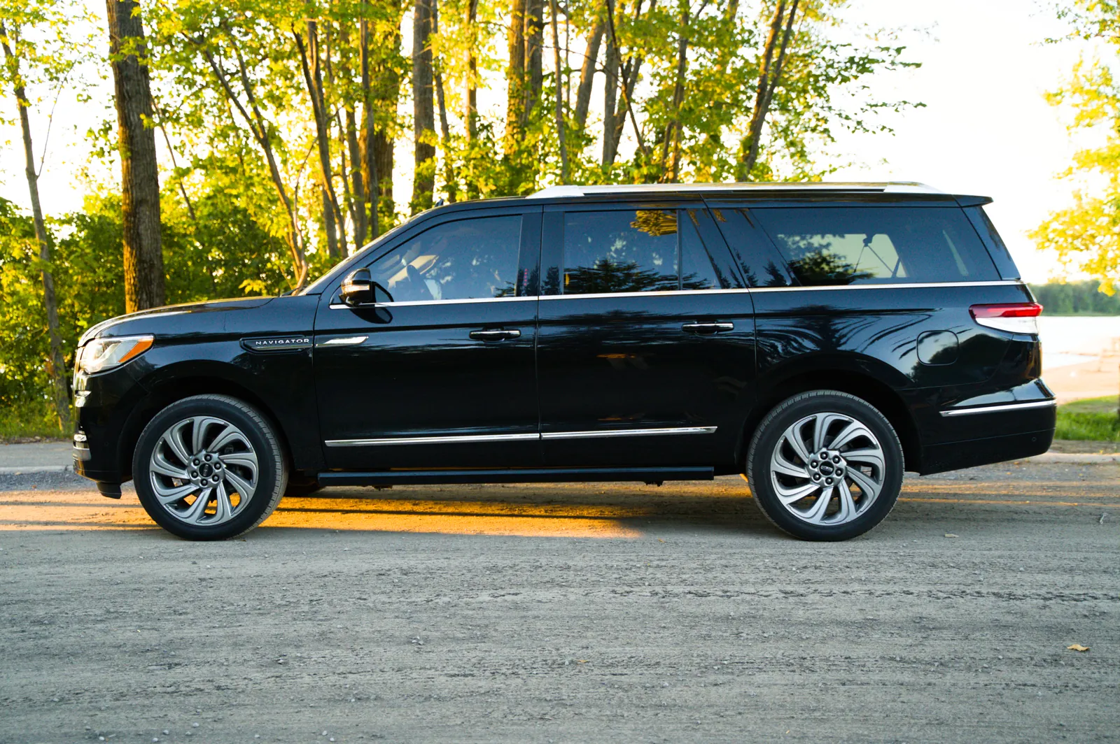 Lincoln Navigator L in black, side profile in evening light